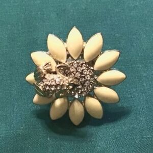 *CLEARANCE RACK* Daisy & Frog Rhinestone Ring: Stretchy Gold Tone Band